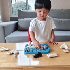 Plan Toys Spel Zoek De Penguin 3 Jr+ -Creatieve Speelgoed Winkel PlanToysspelzoekdepenguin3jr 4645b