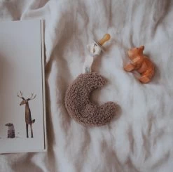 Dappermaentje Speendoekje Maan Teddy Koffie -Creatieve Speelgoed Winkel dappermaentje speendoekje maan teddy koffie dmteddykoffiemaan b