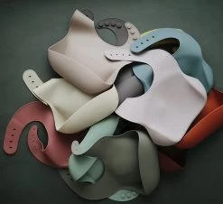 Mushie Silicone Slab Silver Sage -Creatieve Speelgoed Winkel mushie bibs silicone slab atmos b 1 1 1